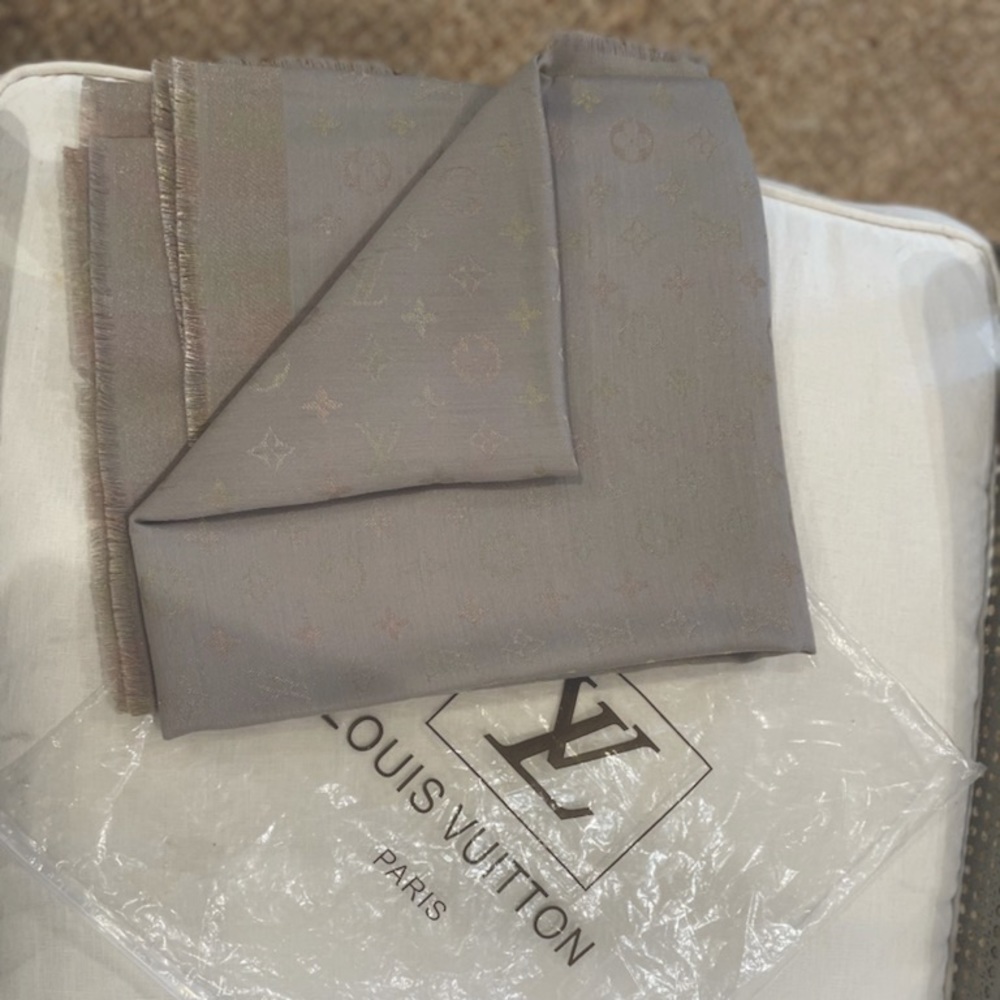 Louis Vuitton Monogram Shine Shawl - Picture 4 of 5